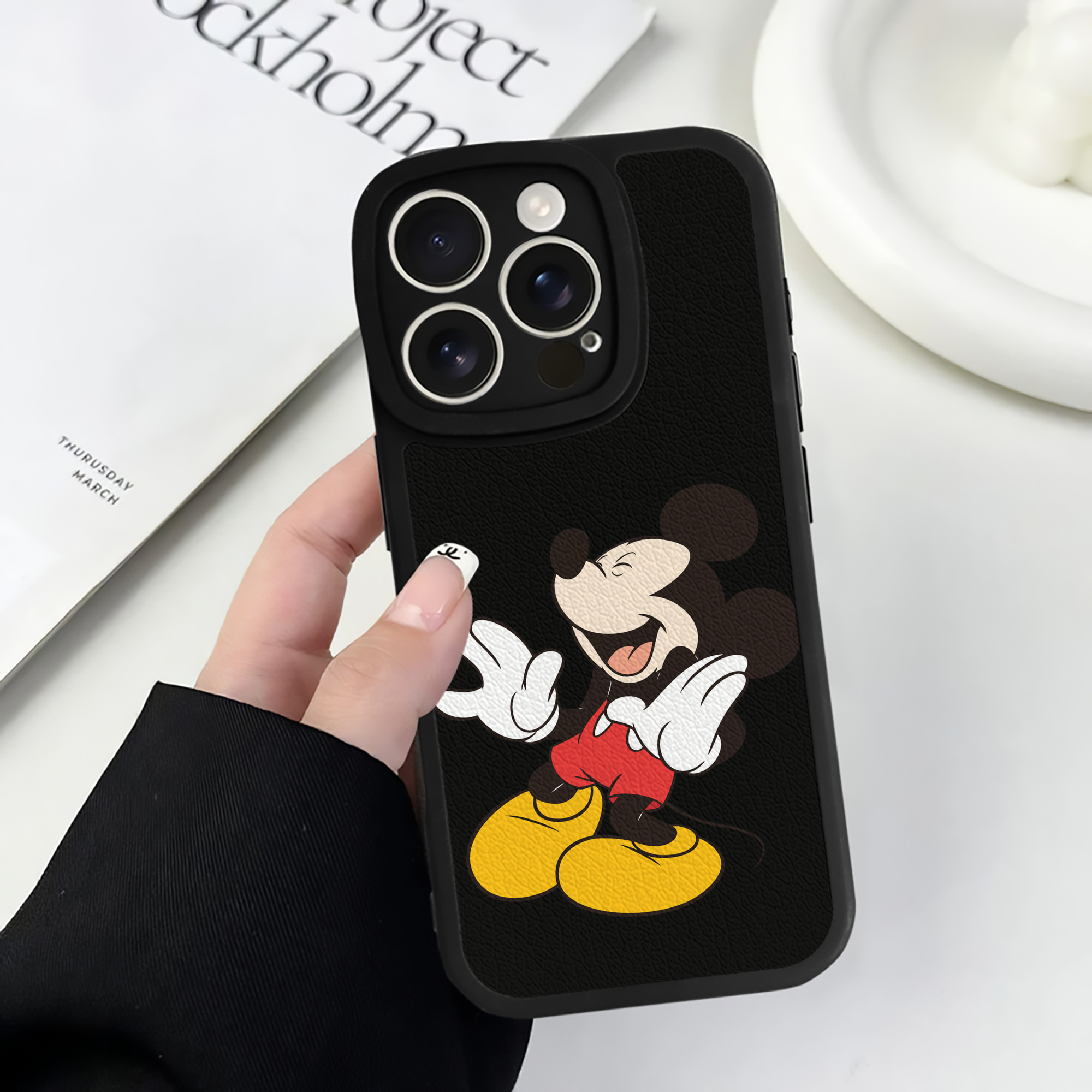 （画像用） ミッキーマウス Mickey Mouse 【iPhone 16シリーズ対応】シリコンスマホケース（レザー調） 材質：シリコン